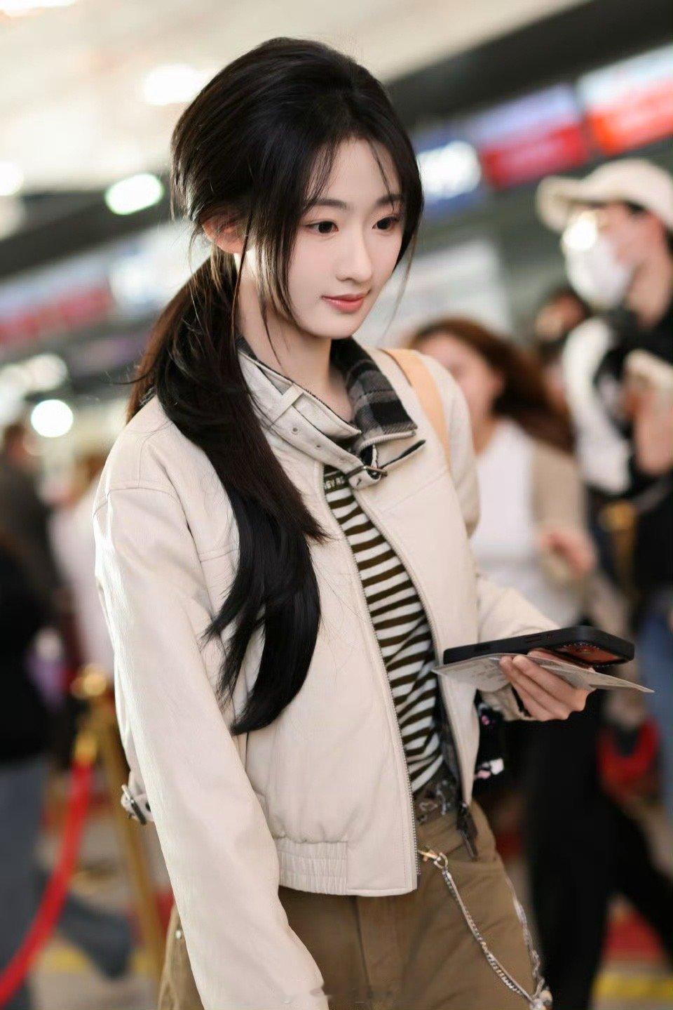 一下get了什么叫有效播剧，杨雨潼今天星辰大海线下路透明显人气高涨，妹宝也很可爱