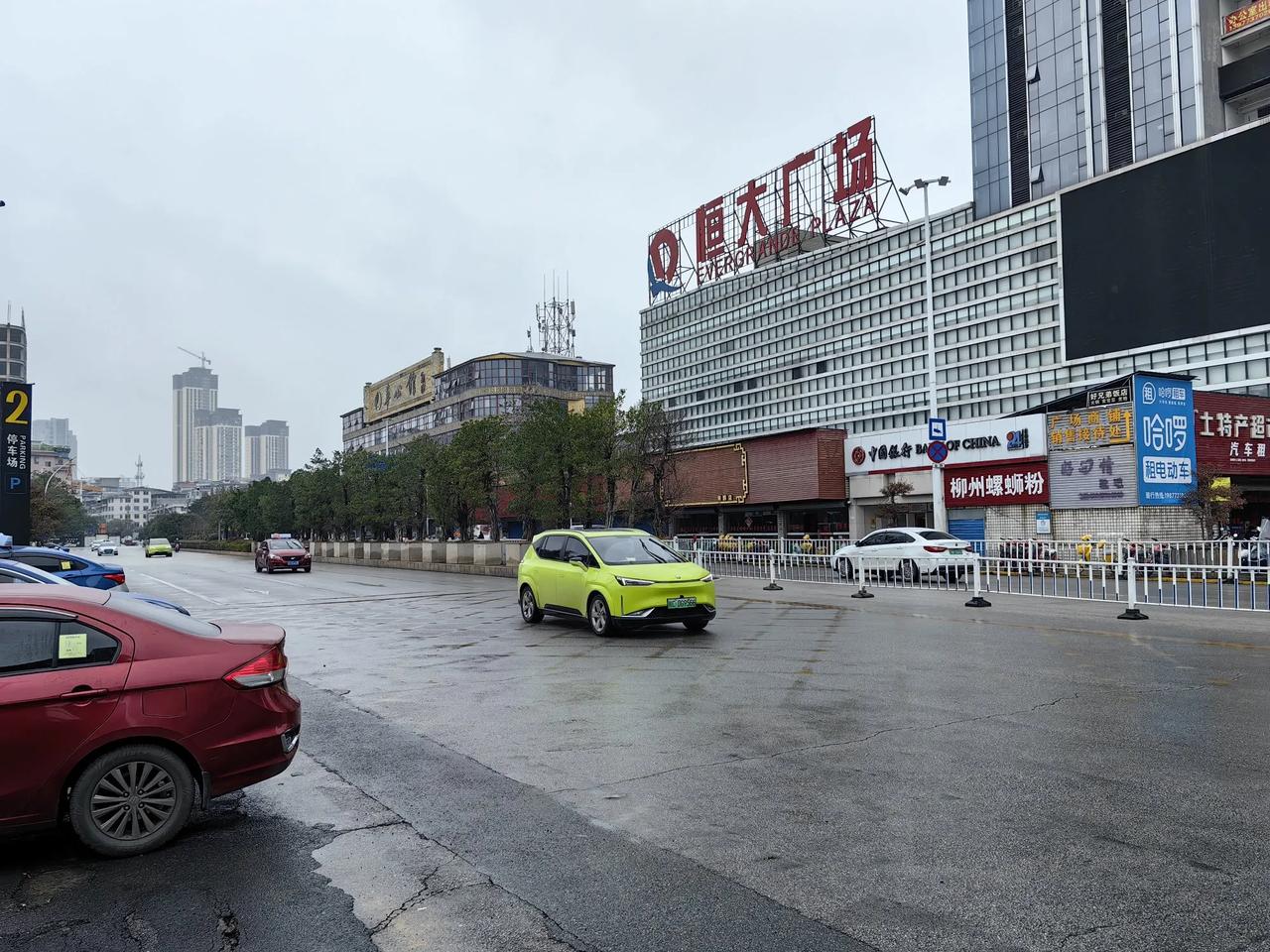 在桂林北站下车，乘公交车去往市区时，身后传来了熟悉的天津话，是三位天津游客在聊天