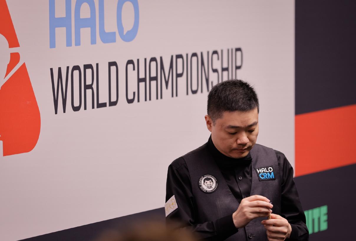 引发共鸣，球迷形容看丁俊晖对赵心童的心情，入木三分。
丁俊晖对赵心童的斯诺克世锦