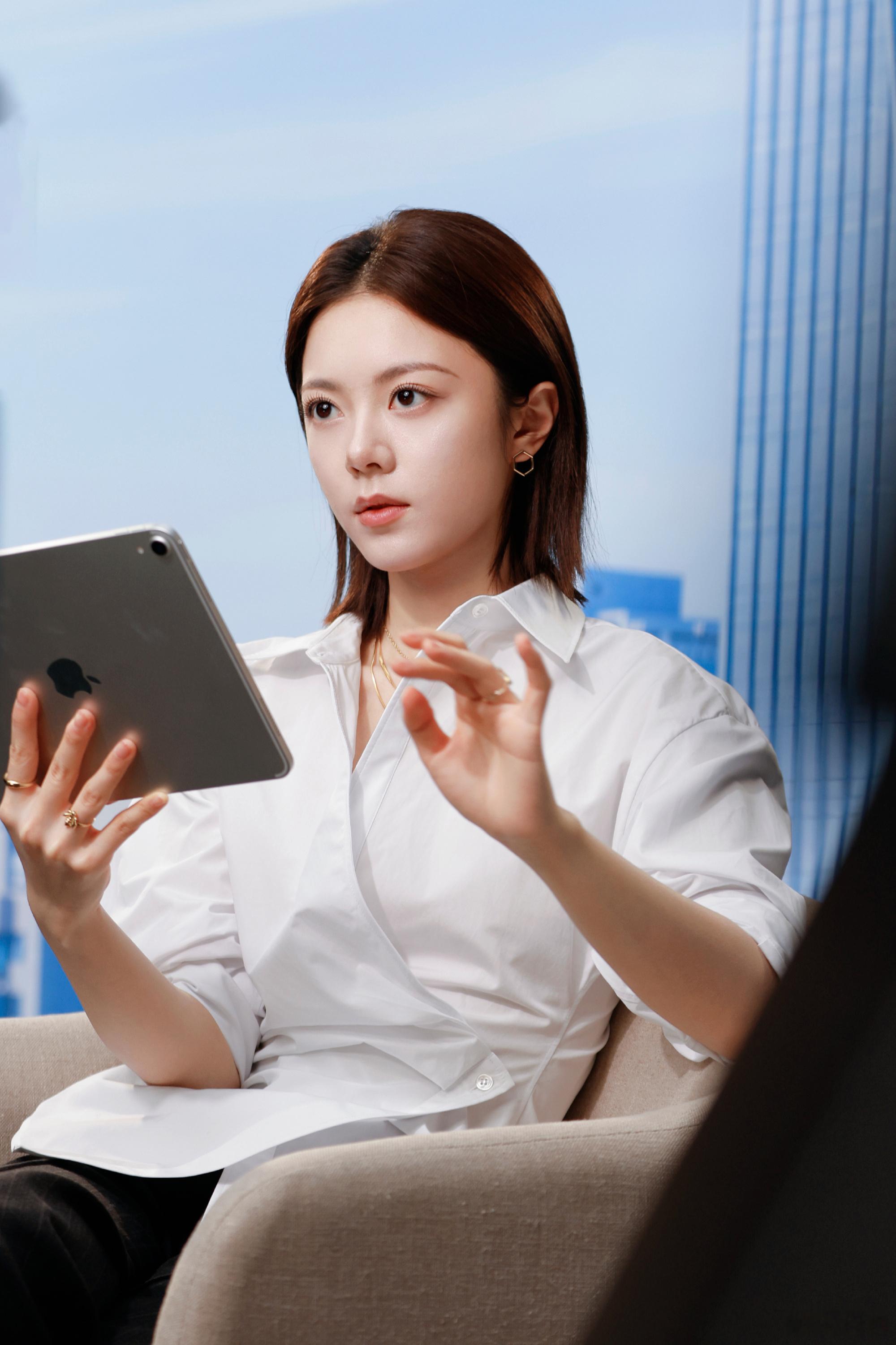 赵今麦职场女精英造型赵今麦怼脸拍 原本还是清甜少女感，换上精英穿搭瞬间气场拉满，
