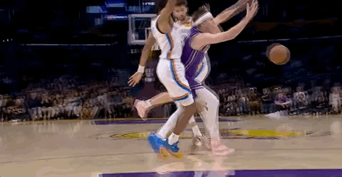 牛逼！裁判吹了里夫斯一个T雷霆vs湖人