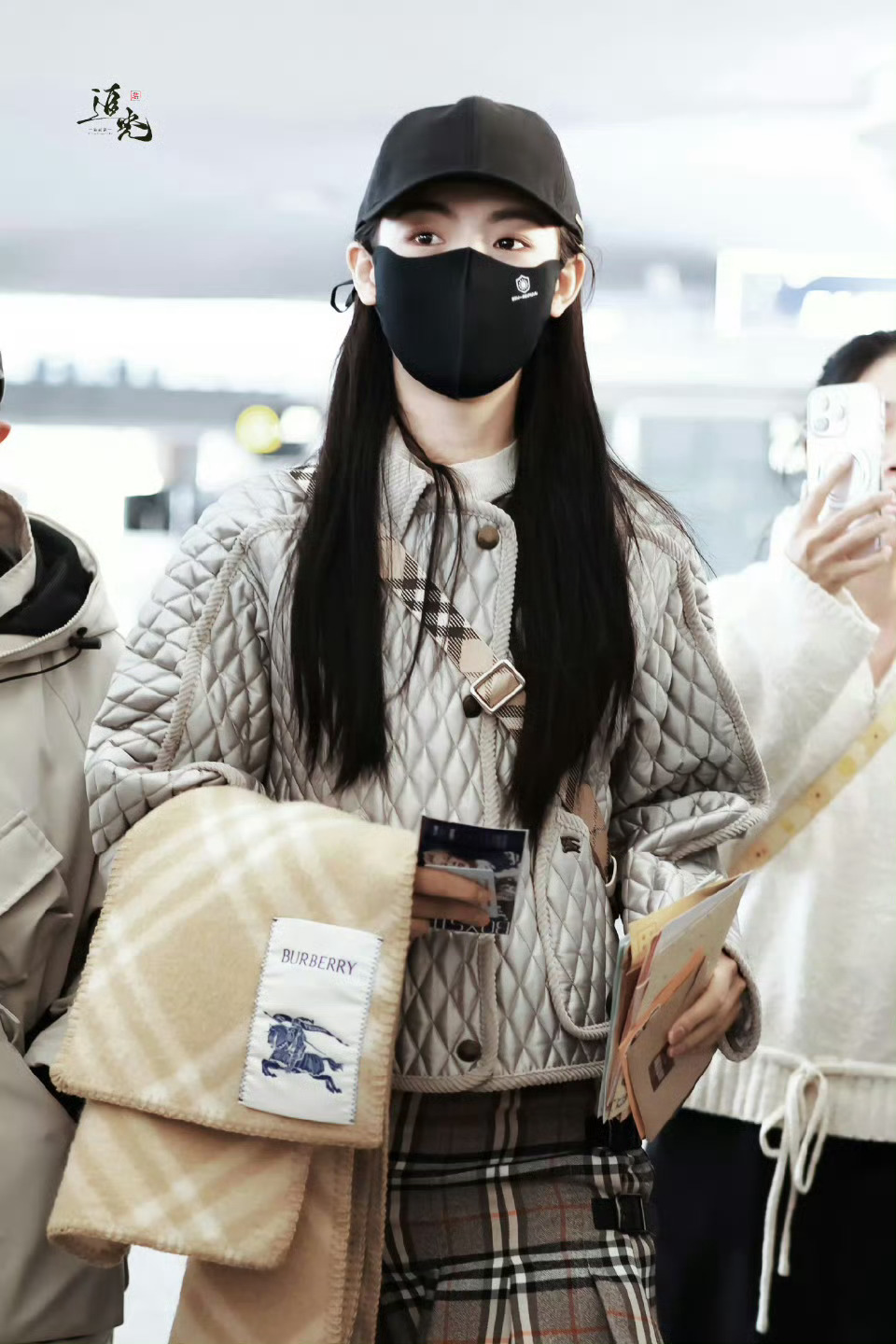 陈丽君 × 杭州出发🛫明媚笑魇，Burberry 秋冬女郎的时髦机场Look?