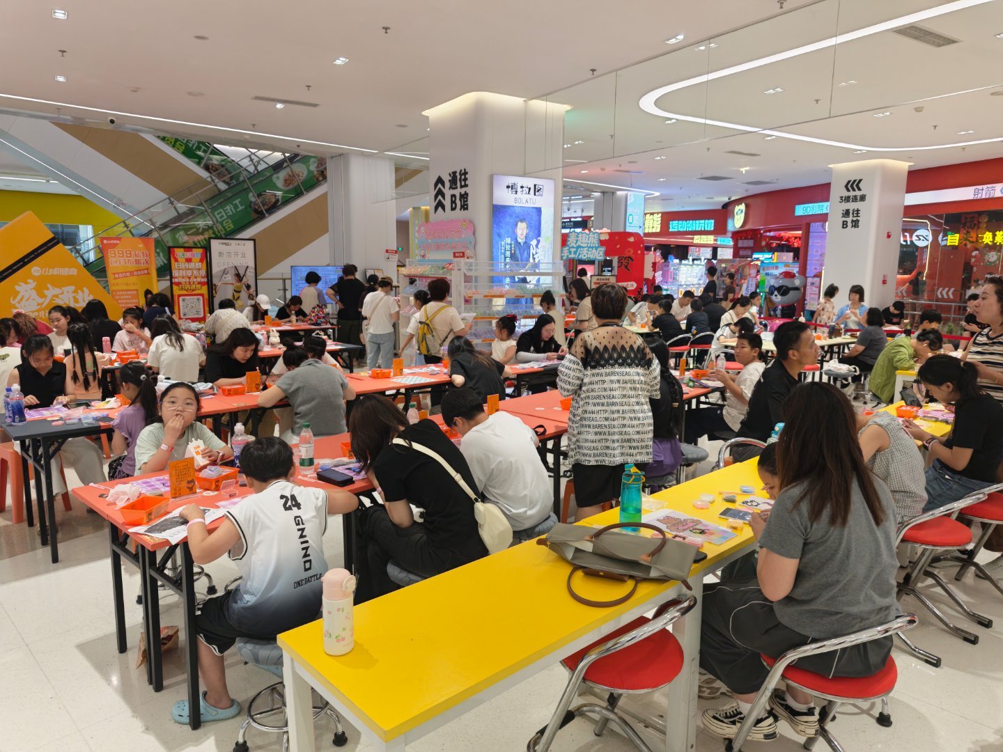 现在拼豆我看倒是大人小孩都爱玩，商场中间圈了这么大一块场地都坐满了。29.9能玩