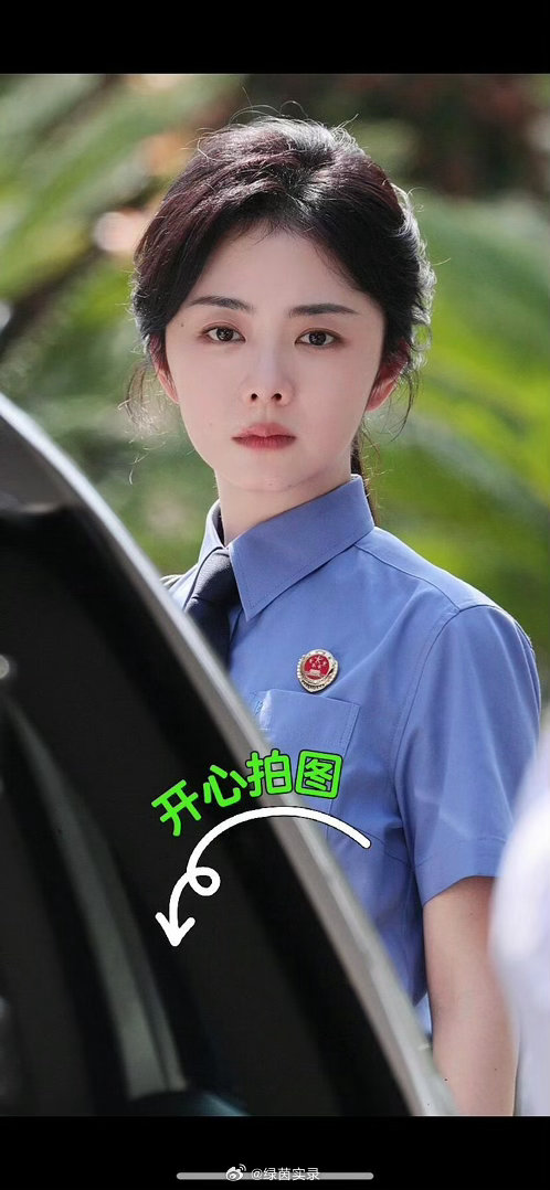 谭松韵和我对视了 谭松韵新剧检察官造型太可了😘！制服低马尾明媚干练，对视瞬间直