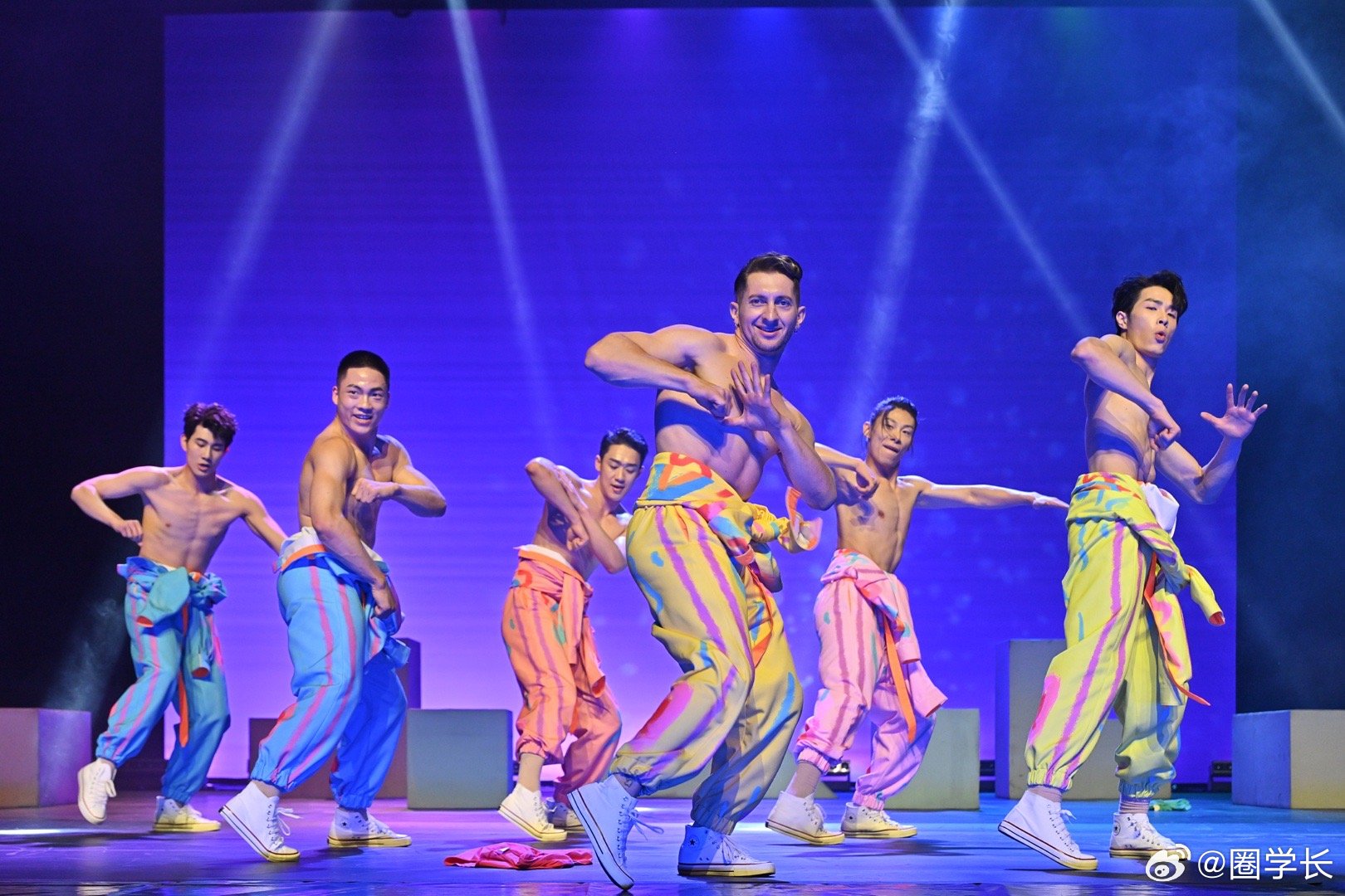 全男班让内娱审美回春了谁被现代舞剧我们的互动甜到了！随机抽观众上台，荷尔蒙爆棚的