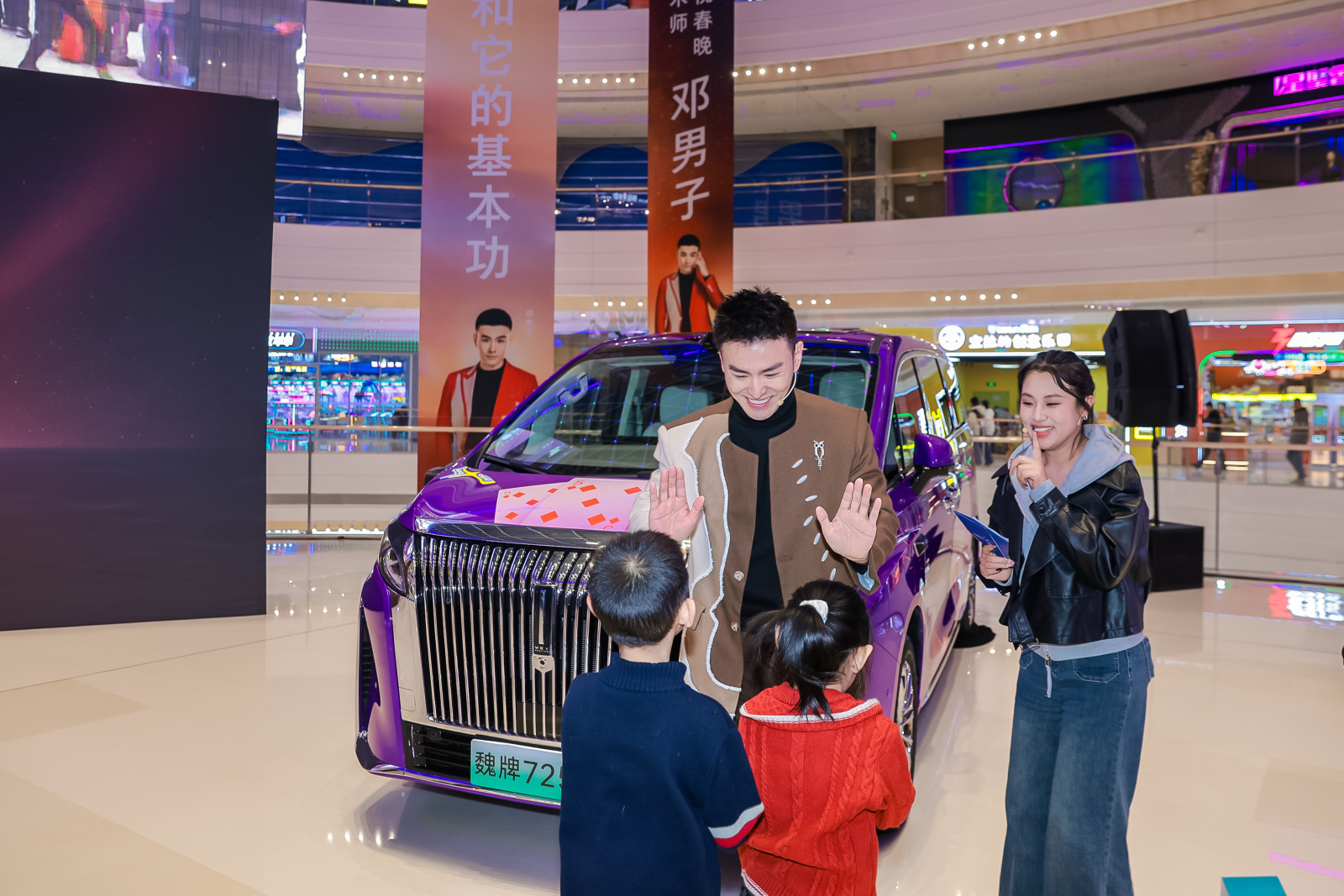 谁还没看魏牌高山和春晚魔术师邓男子的交车仪式！把交车玩成沉浸式魔术秀，仪式感拉满