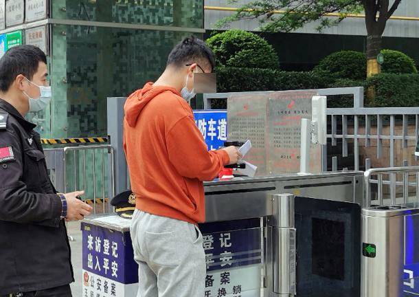 看完广告才能回家？北京一小区刷门禁必须先看广告，不看就不能进小区。想要免广告也可