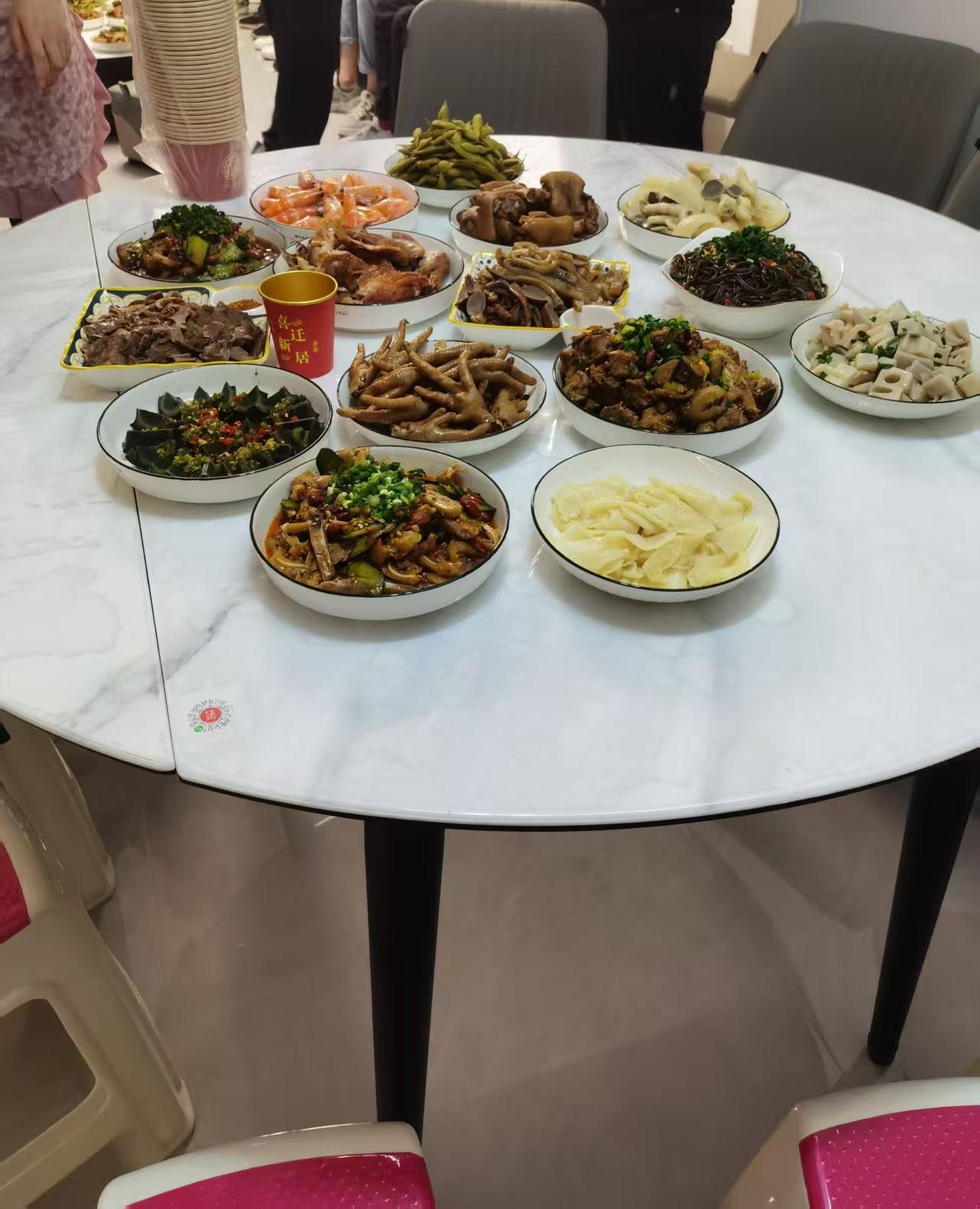 今天去同事家蹭饭，招待我们的饭菜非常丰盛。

我最佩服同事的老婆，满桌的菜肴全都