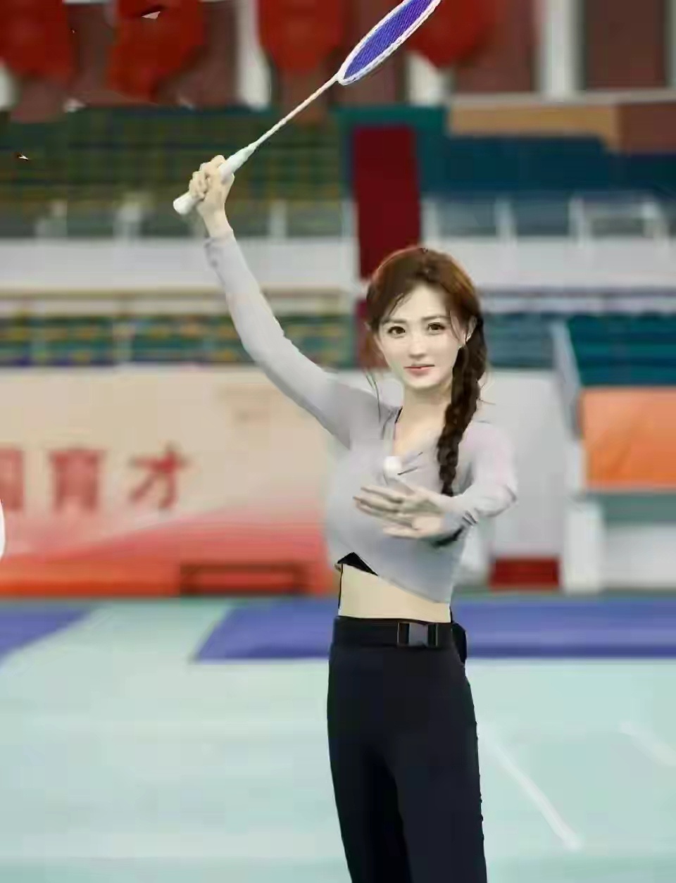 徐璐打羽毛球 注意力都被她的身材给吸引了 谁还看打羽毛球的过程啊 