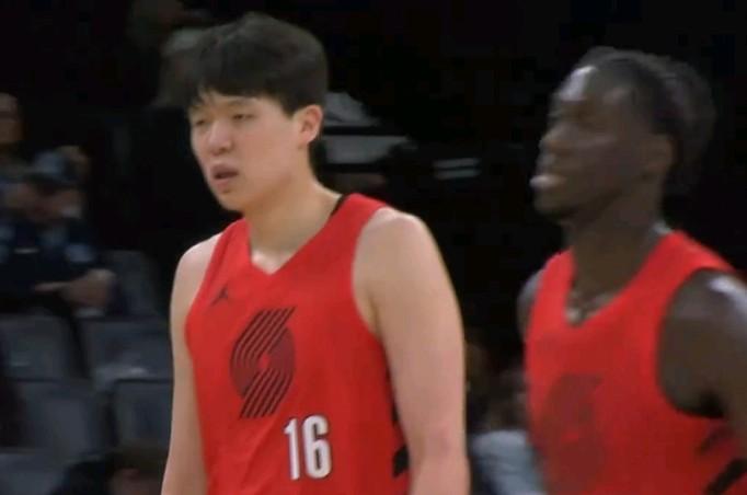 杨瀚森这是要起飞了，今天开拓者与灰熊的比赛中，杨瀚森首次首发出场，他今天面对的对