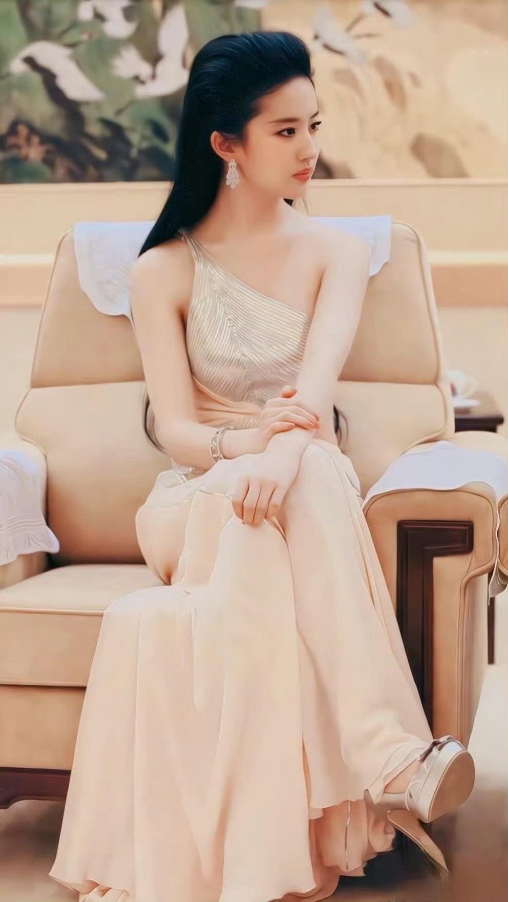 此女只应天上有。