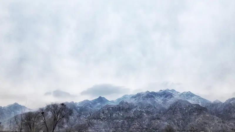 下联：冬雪埋青山，诚应上联春雨润万物