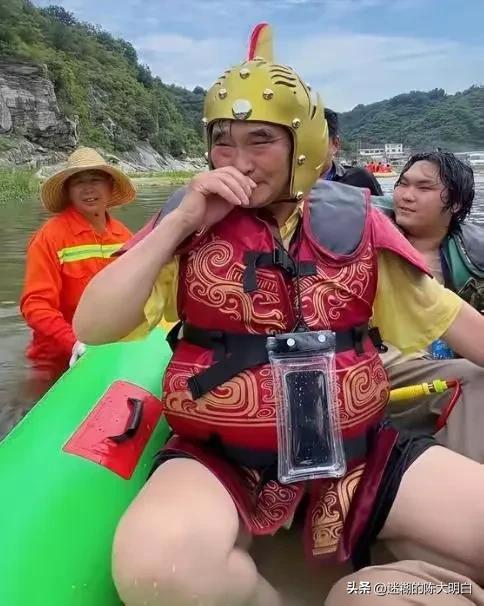 大衣哥，你一把年纪的人了，还是安心唱歌吧，不要再出来折腾吓人了，行吗？