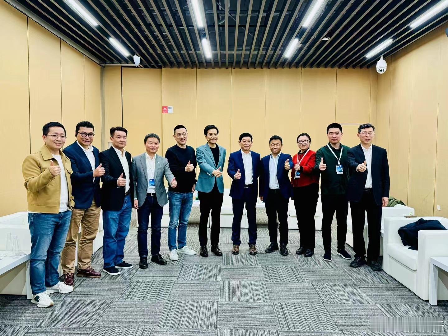 论雷军人缘有多好，小米Su7发布会各家车企高管都纷纷来道贺！蔚小理、长安、长城都
