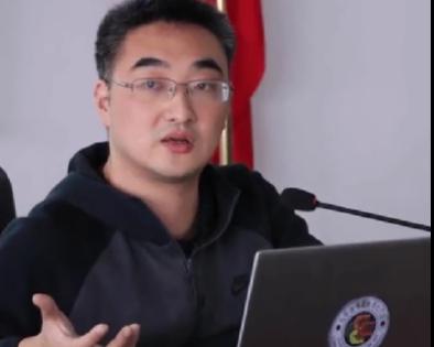 就在最近，厦门大学搞了个大新闻：新闻传播学院新上任的领导班子里，一口气出现了两位