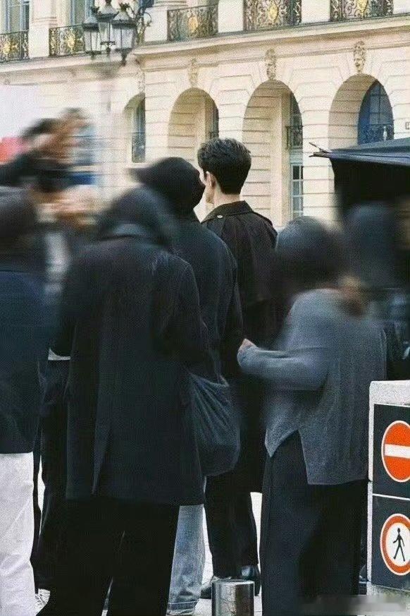 巴黎偶遇肖战吃川菜偶遇肖战巴黎吃川菜肖战巴黎拍摄忙里偷闲吃川菜，不忘家乡味真·川