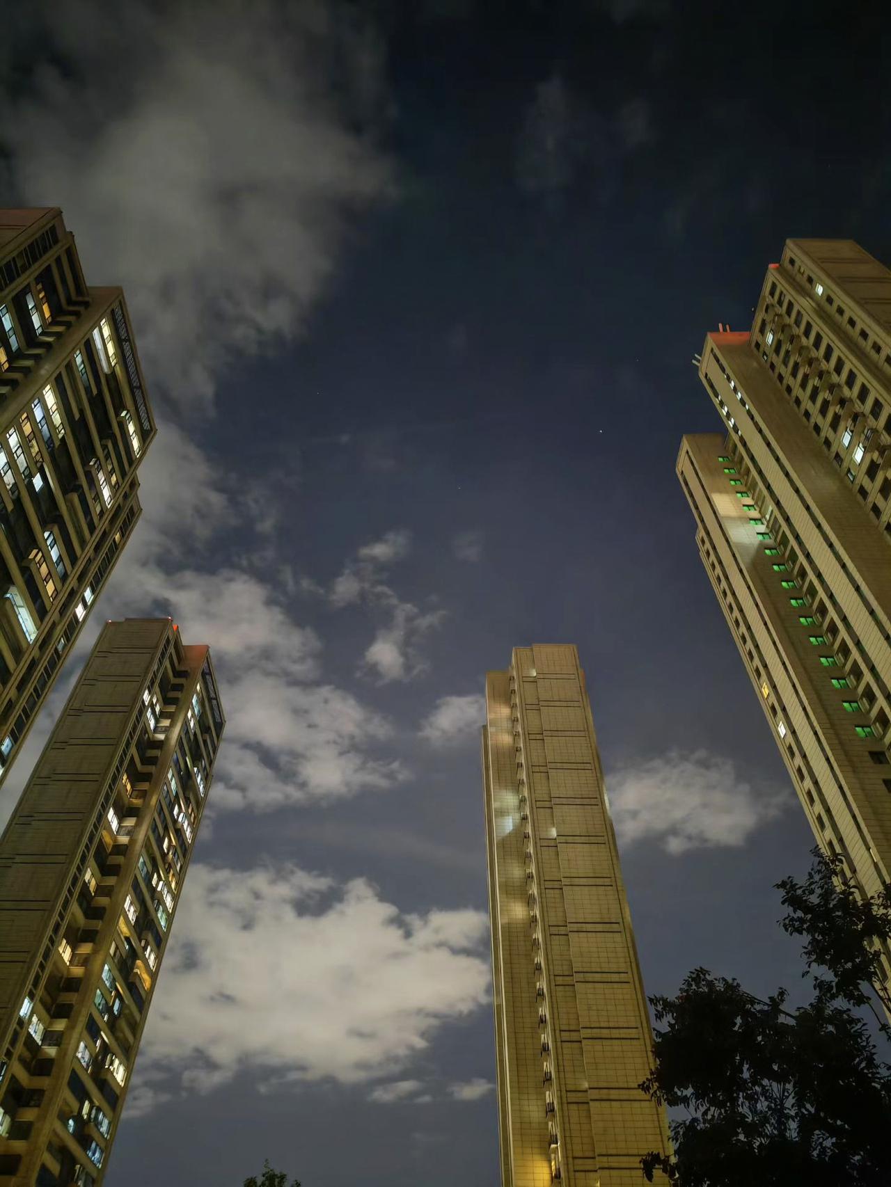 5月6日晚 雨后透亮的天空[月亮]