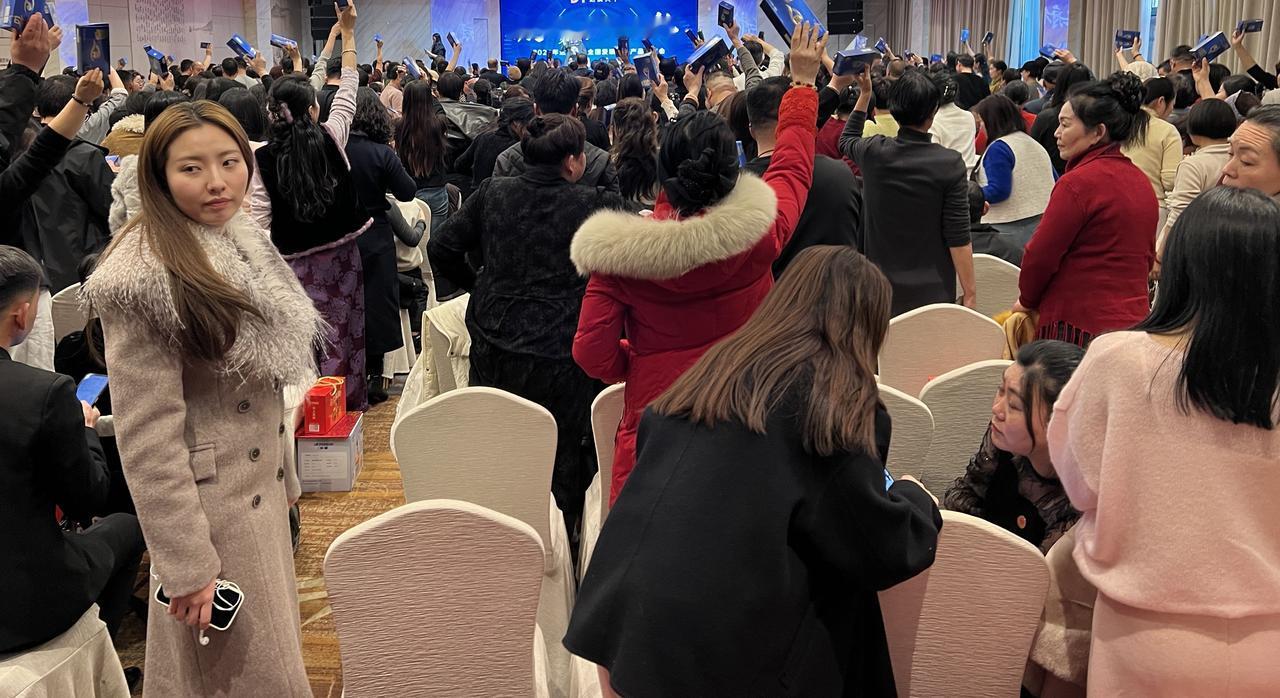 参加一个公司的产品推介活动，简直疯狂到无极限了。
四五百人的大厅，乌泱泱的挤满了