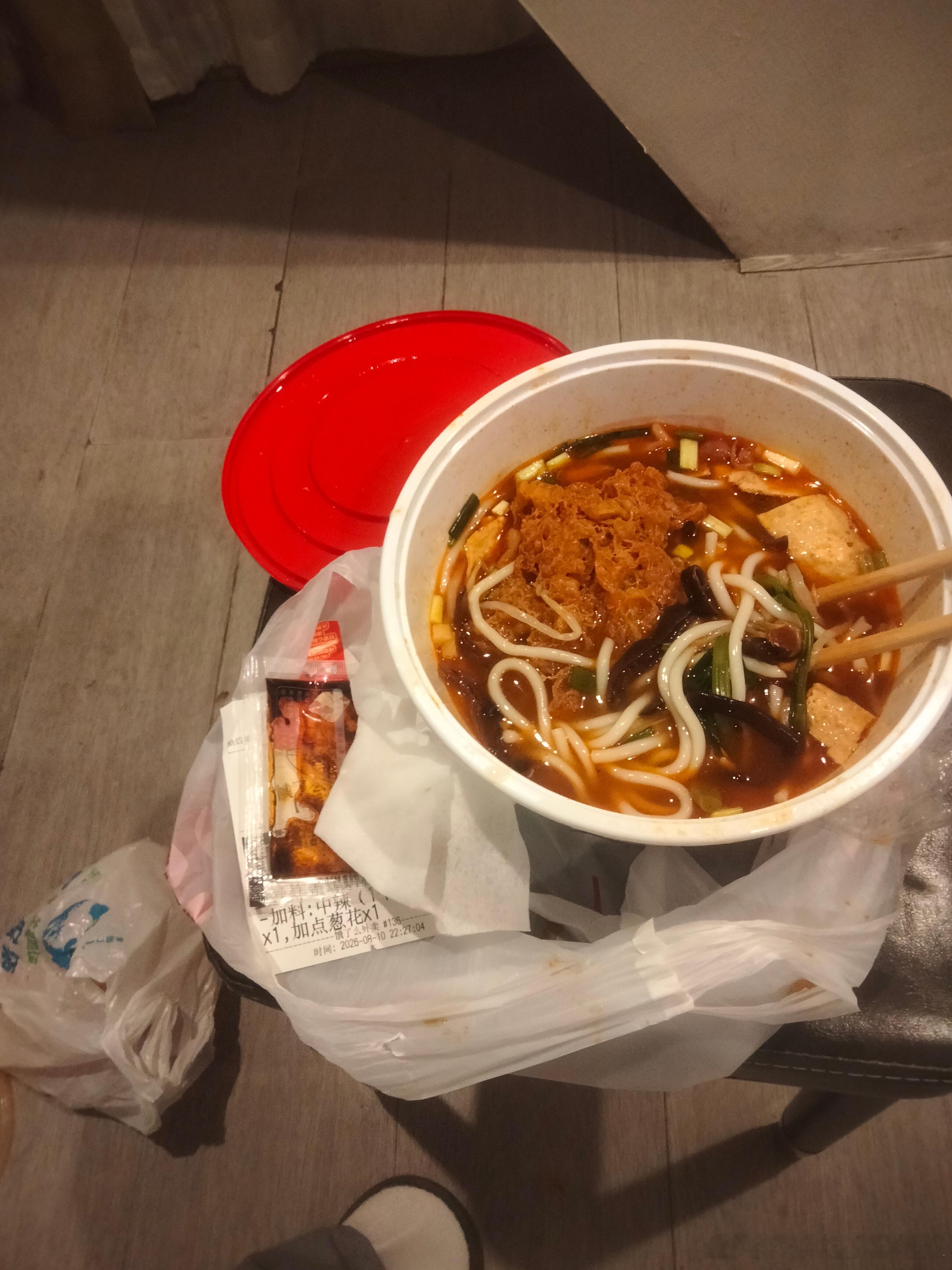 酒店没有桌子大半夜就这样狼狈嗦粉