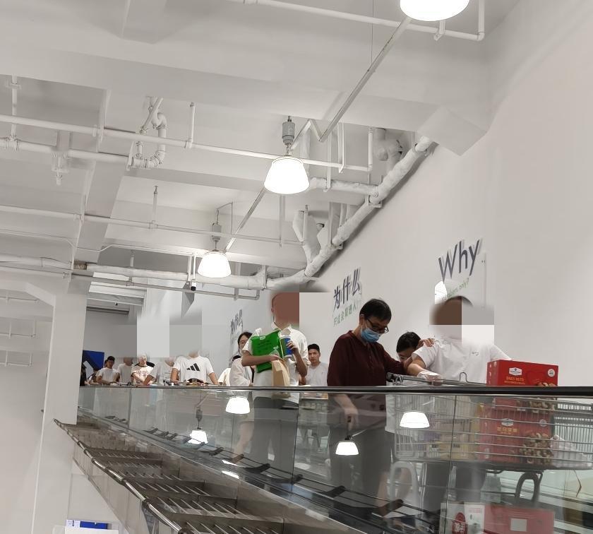 我今天去了趟超市。发现来这儿购物的年轻人占了绝大多数。中老年人反倒少见了，如今的