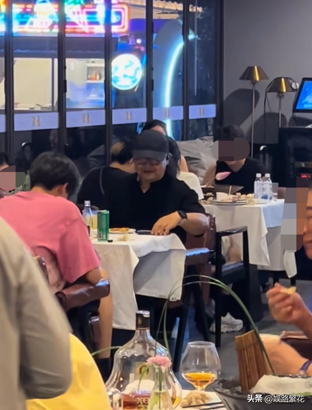 近日，有网友在美国餐厅偶遇刘欢。他依旧扎着长辫，头戴鸭舌帽，一身黑，身形相比之前