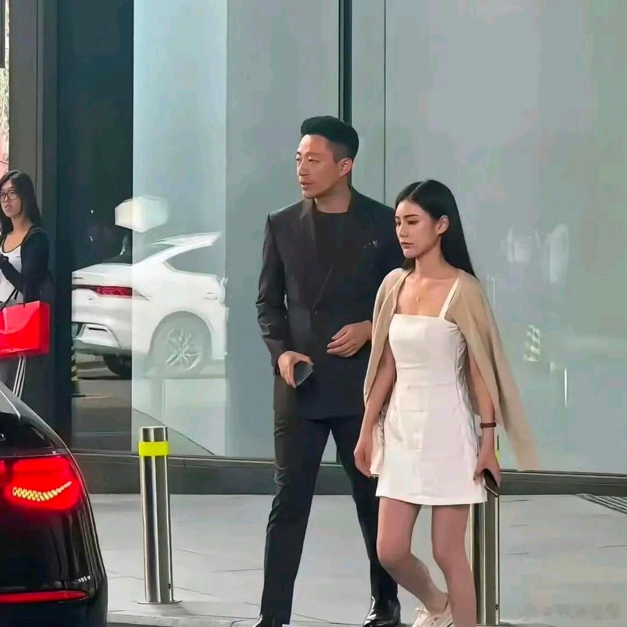 感觉这个女生像是想要的包包没给买，有点想发脾气 