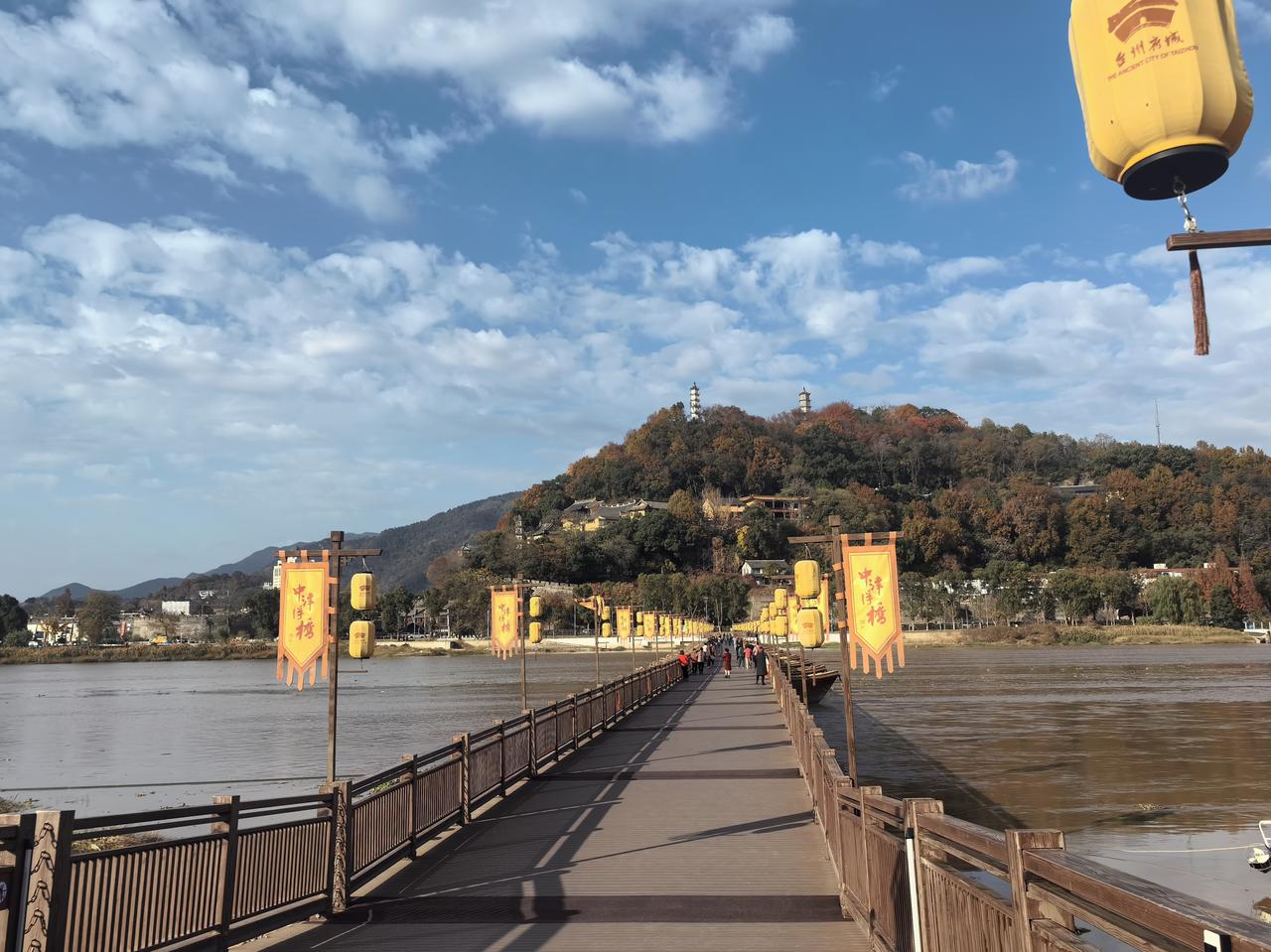 七律·望巾山
府城于此越千年，
双塔凌霄耸日边。
古巷紫阳商客聚，
中津横渡行人