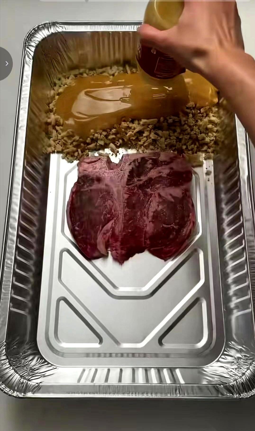 我跟你说，今晚我算开了眼了。
把冻牛肉、意大利面、土豆胡萝卜，哗啦一下全倒进一个