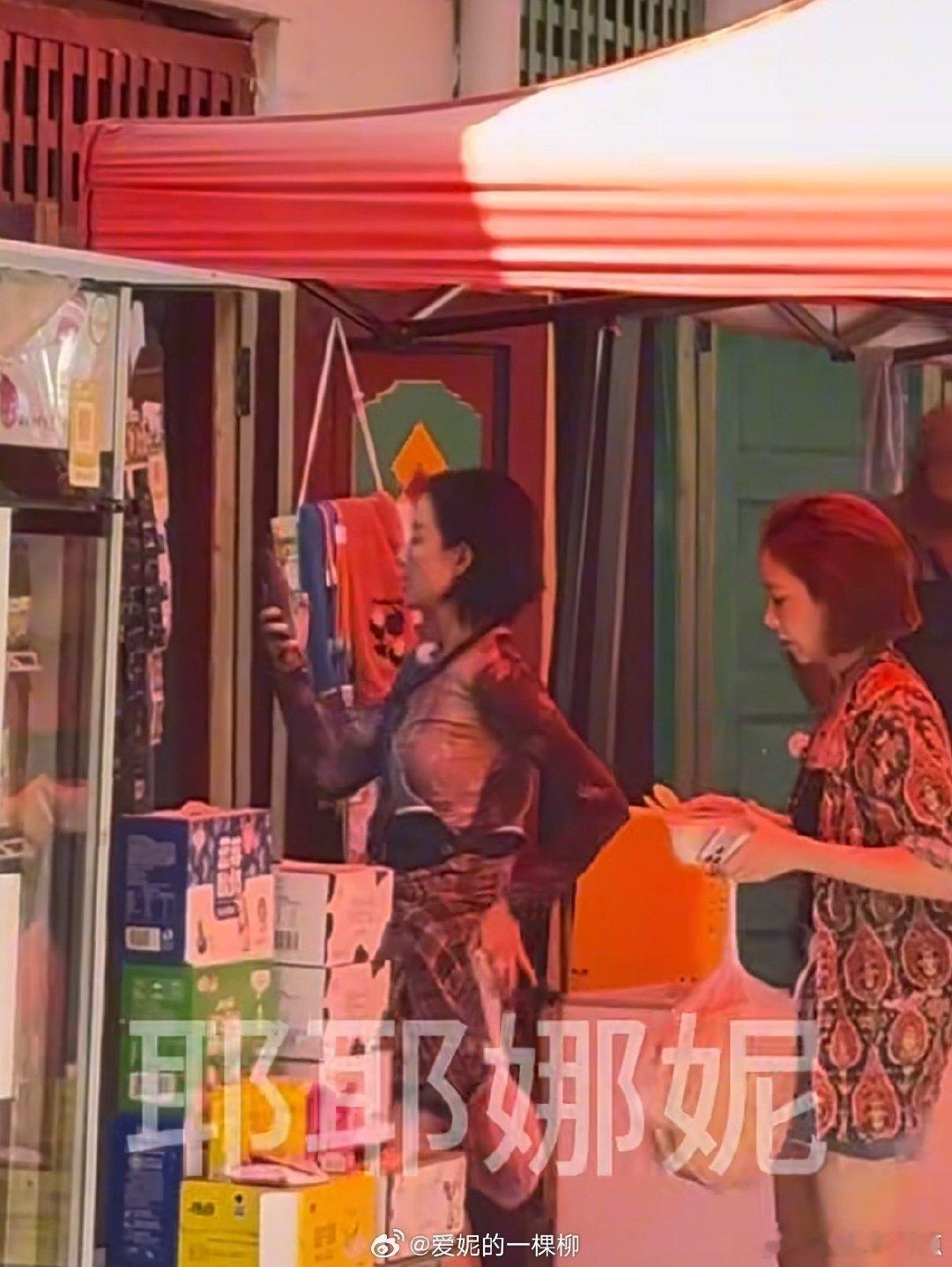 倪妮是四人组管钱的向野的我们倪妮高叶结伴购买馕，满满一袋旅途小食，倪妮掏出手机付