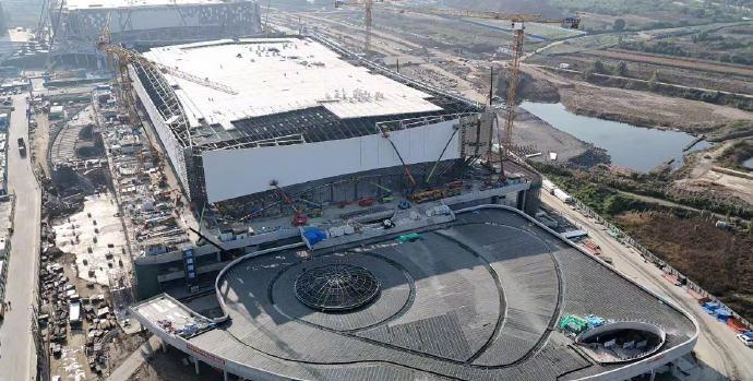 有一种美好叫辽宁近日，沈阳王家湾冰上运动中心向“暖封闭”节点冲刺，幕墙、屋面、照