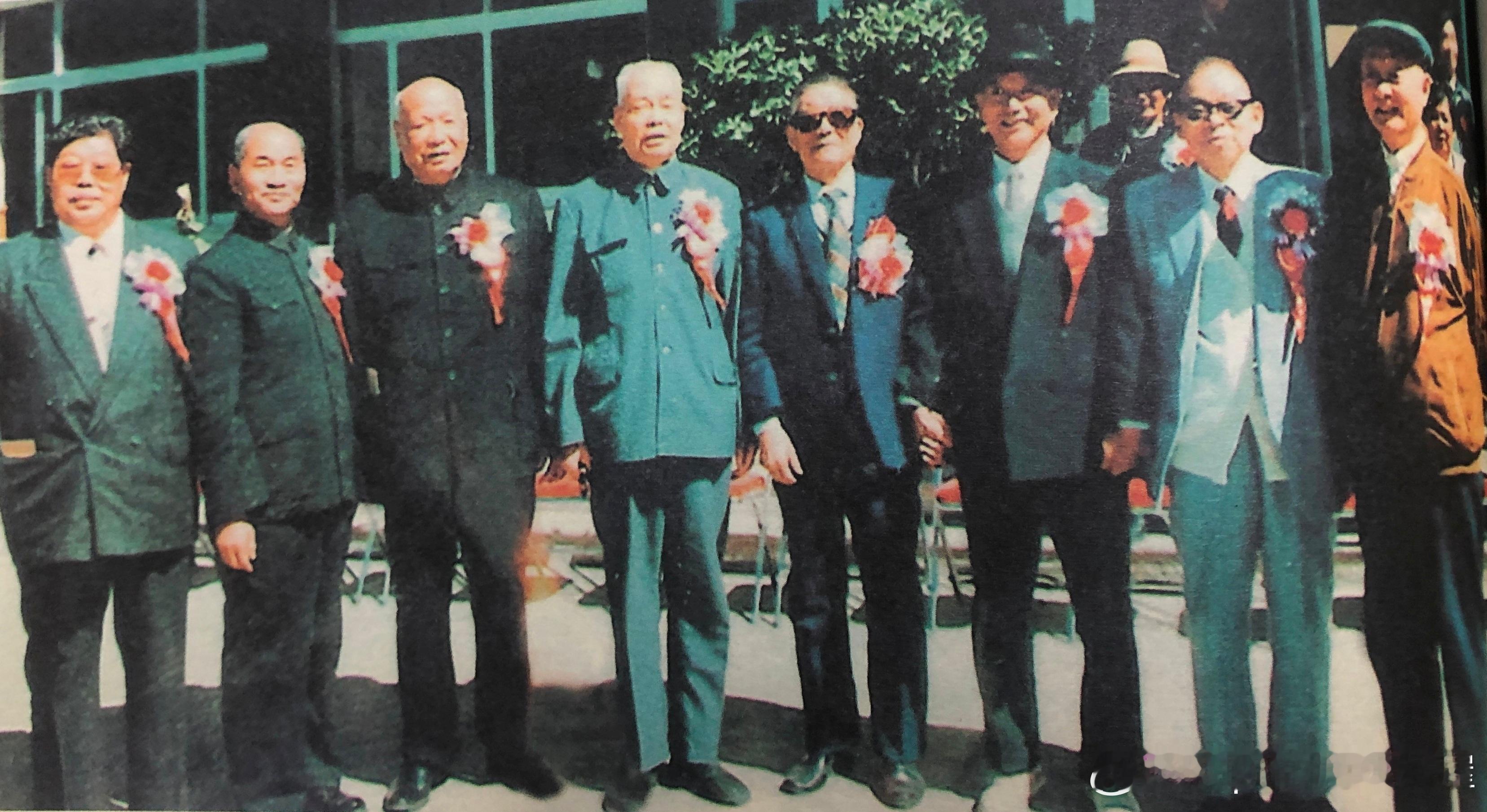 1995年9月1日范明（左三）与西藏自治区原领导合影，左四起郗晋武、天宝、任荣、