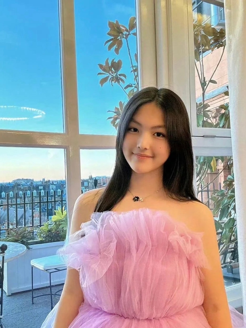 王诗龄和黄多多的照片对比，英式教育和美式教育的区别具象化了 ​​​