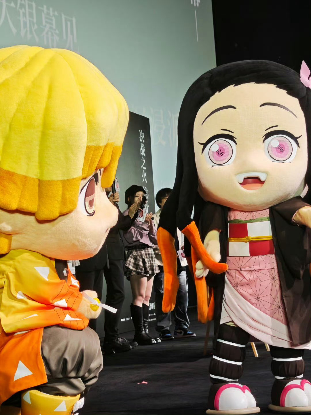 戏里剑士战恶鬼，戏外制作组斗工期！155分钟超2000镜头，680个3D运动镜头