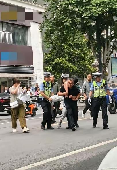 高考开考仅剩十分钟，考生紧张到双腿发软无法行走。
 
白发父亲全力背娃赶考，执勤