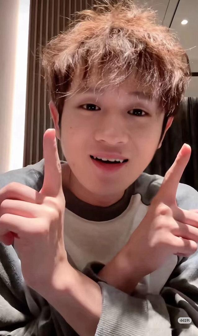 王勉摔跤燃得很心酸哈哈哈哈哈 王勉被一次次抱起来摔下去，摔完还要爬起来继续。那个