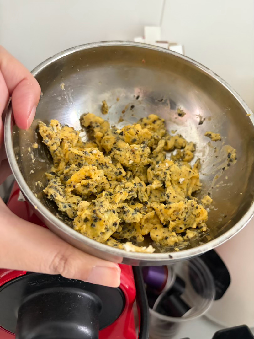 而有人在百忙之中还给自己炒了个黑松露炒蛋 配上馍片不就是咱中国人自己的brunc
