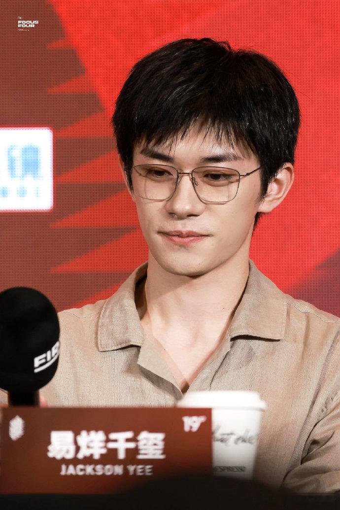 易烊千玺见面会怼脸拍 易烊千玺见面会怼脸拍，这张脸真的绝了！易烊千玺电影生的大气