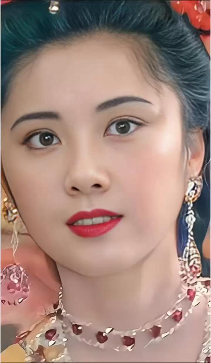 她美得毫无修饰，被称为"最美女儿国国王"。五官精致匀称，明眸善睐，眉如远山，唇齿