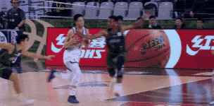 胡明轩被包夹，然后一招制敌，虽然是无心的，但不提倡。[捂脸]
广东宏远