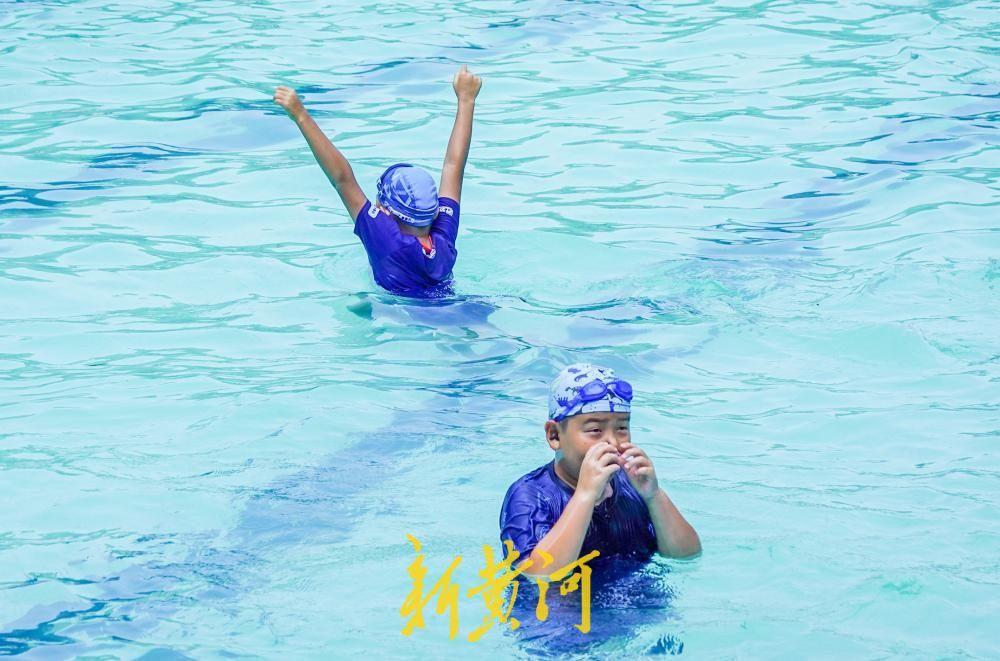 8月5日，泉城济南持续高温天气。位于护城河畔的泉水浴场迎来今夏客流最高峰，众多市