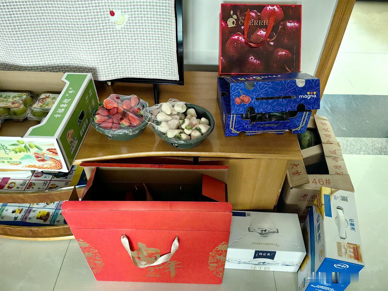 过年送节，你给我来，我给你去，东西换东西，笑脸陪笑脸，最后都少了玛尼。
真正过春