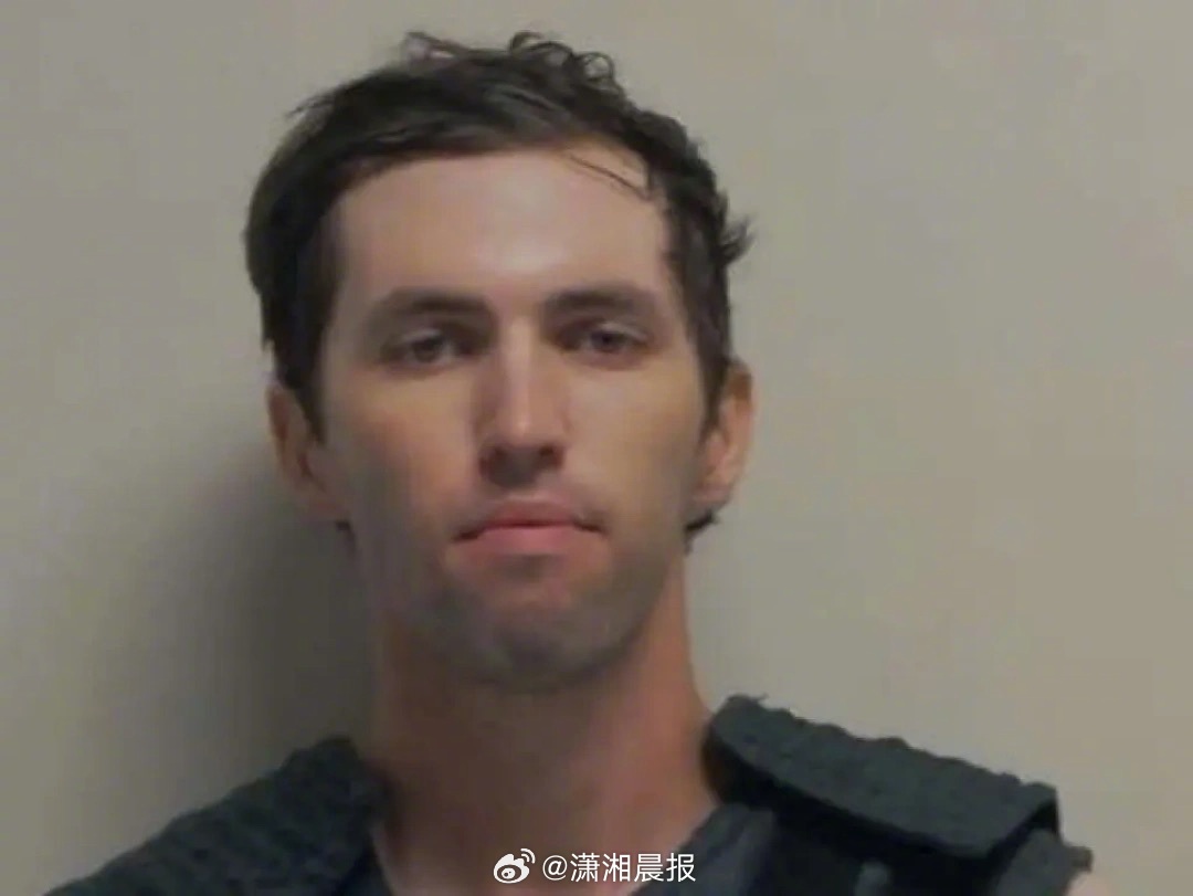 【#柯克枪击案嫌疑人被捕前承认暗杀#：“是我干的”】查理·柯克枪击案嫌疑人泰勒·