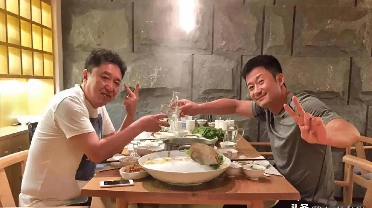 于谦和吴京喝的是什么白酒啊，还是开水