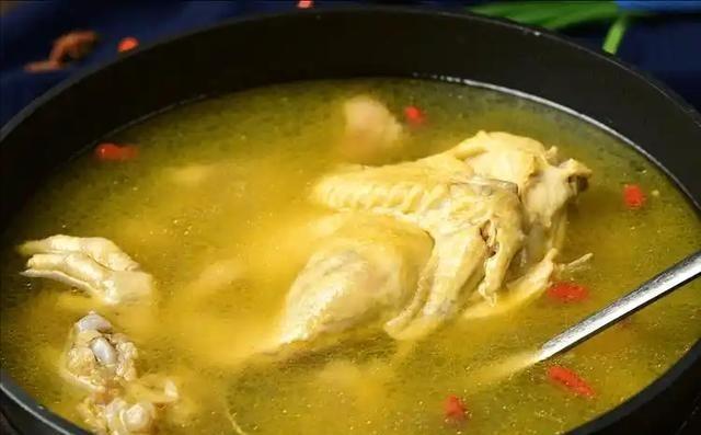 肾脏就像身体的“净水器”，每天要过滤上百升血液，把废物排出体外，还要调节血压、电