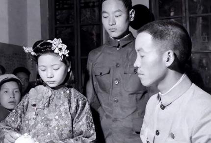 1988年，一名叫做蔡国栋的台湾老兵带着妻子和女儿回到老家看望原配妻子，谁料原配