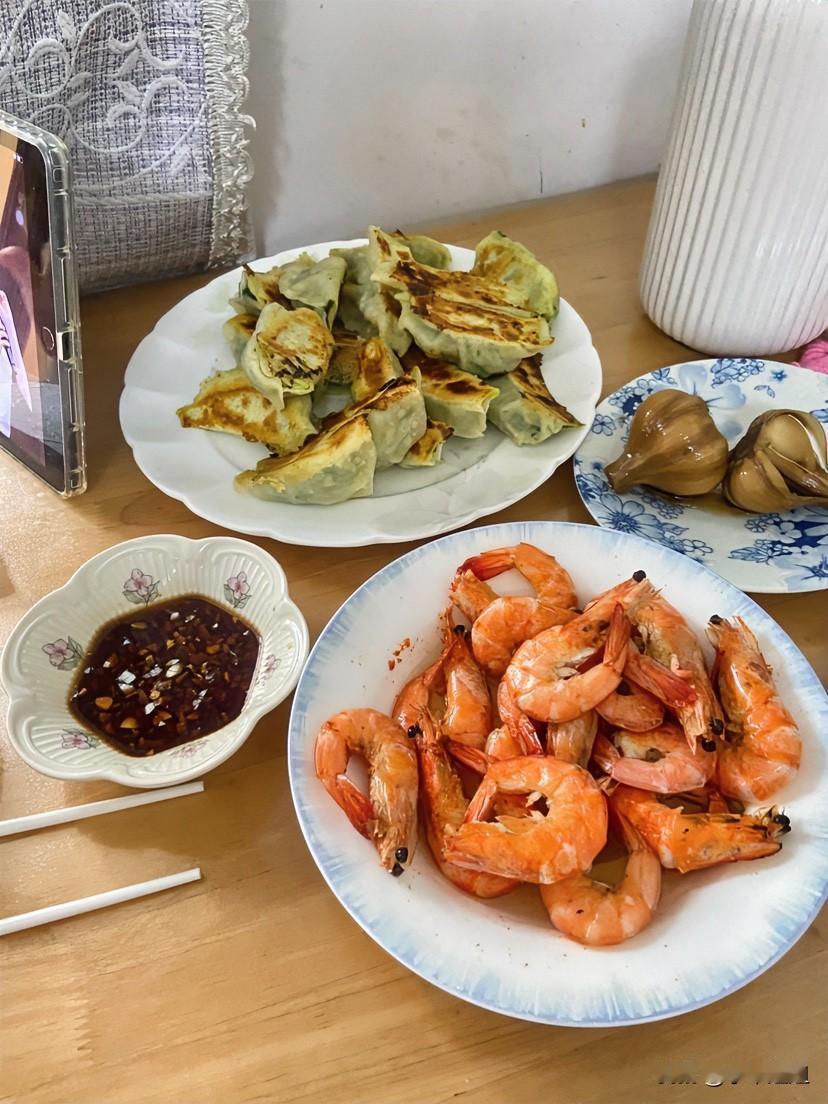 夏天到了，食欲不振，都不知道做什么饭吃了！
昨天买了黄瓜，这几天黄瓜贵了，闺女想