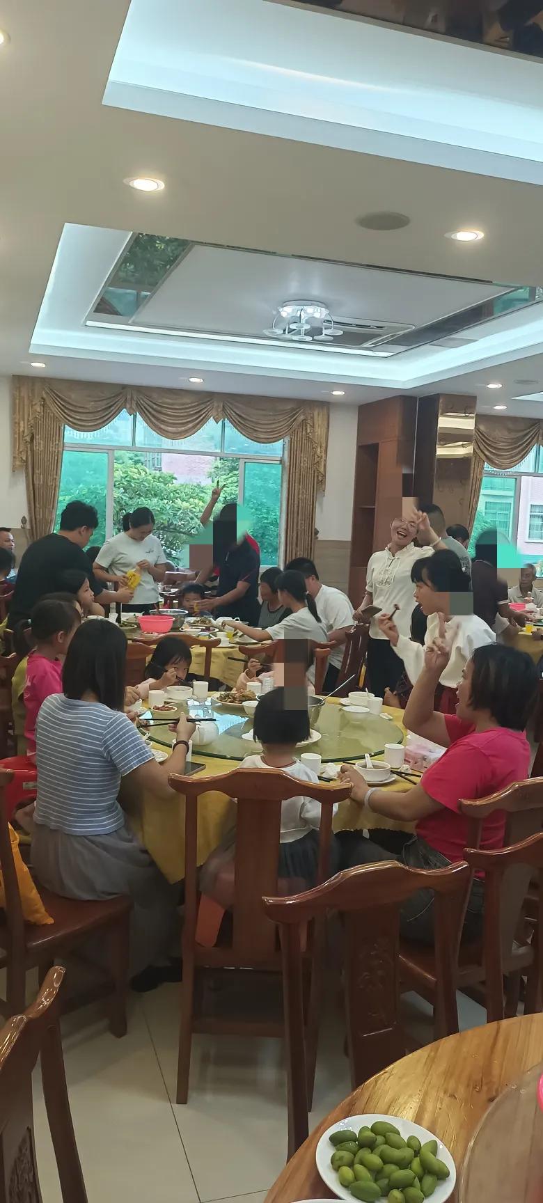 昨晚细佬在群里发信息，通知:明白下午五点在我家食饭，请在家的或在附近都参加，共同