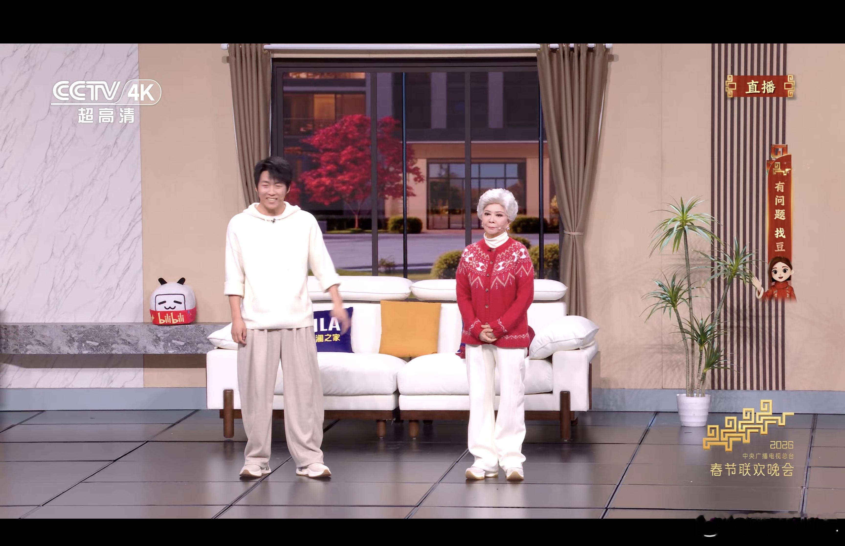 春晚好好好，蔡明老师也出息了，和王天放一起演小品了哈～哈哈哈哈哈这豆包和机器人确