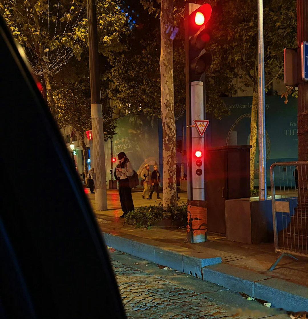 张馨予说迪丽热巴一切的好都值得张馨予晒合照给迪丽热巴庆生跨越岁月的闺蜜情谊格外珍