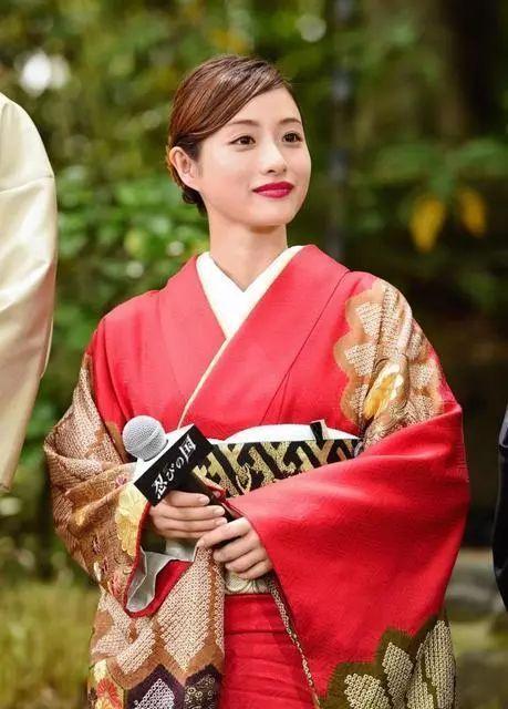 日本长期流行幼瘦柔弱的女性审美标准，这套固化标准渗透生活各个层面，不断物化女性，